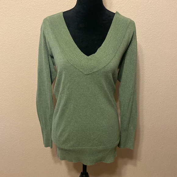 love Sweaters - ❤️2 for $10 Green V-Neck Sweater